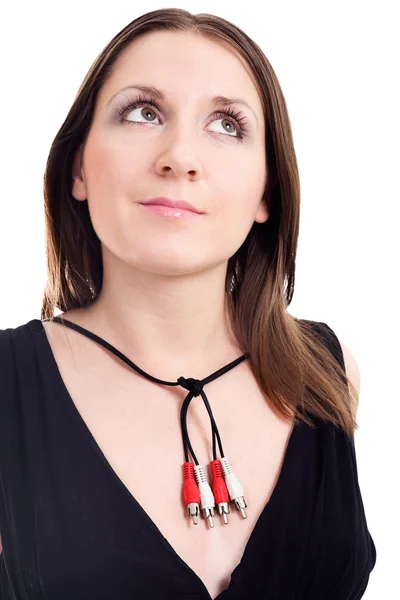 Frau mit Halskette aus Audio-Stecker — Stockfoto