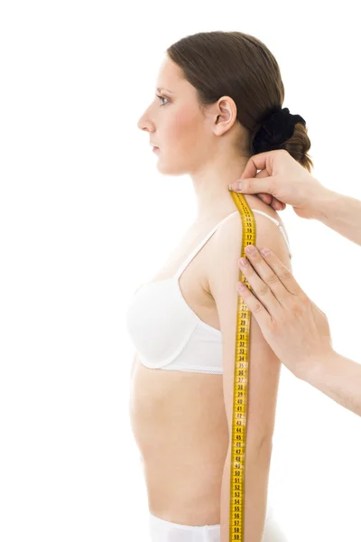 Измерение длины плеч женщины — стоковое фото