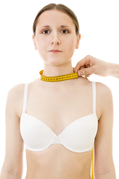 Измерение длины шеи женщины — стоковое фото