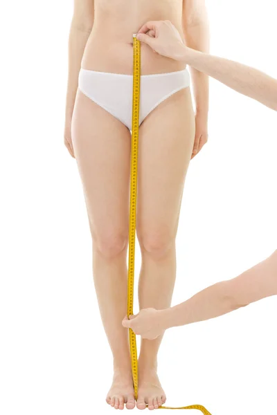 Długość spódnicy pomiarowych kobieta — Zdjęcie stockowe