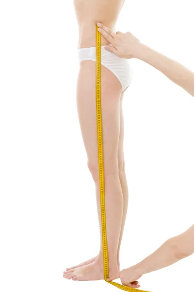 测量女人的腿的长度 — 图库照片