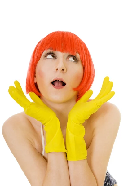 Sorglös kvinna i röd peruk och gula handskar — Stockfoto
