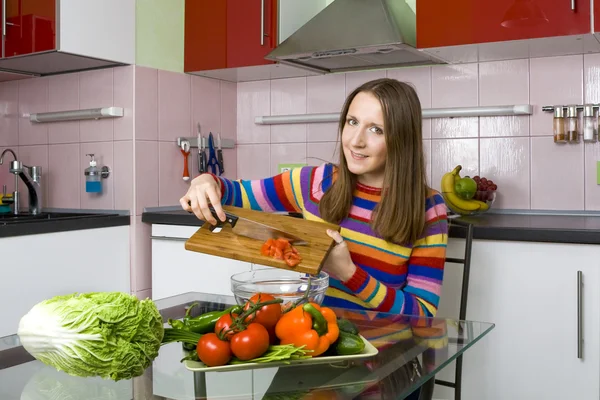 Young woman prepearing salad — Stock Photo, Image