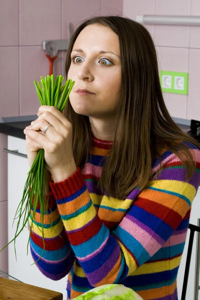 Zaskoczony, kobieta z pęczek cebuli — Zdjęcie stockowe