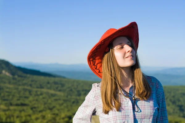 Mladá žena hledá klobouk kovboj — Stock fotografie
