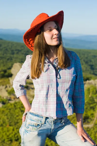 Жінка в ковбойському капелюсі — стокове фото