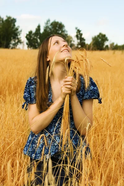 Femme agricultrice avec du blé — Photo