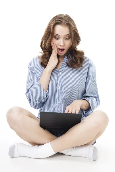 Mujer conmocionada sentarse con el ordenador portátil — Foto de Stock