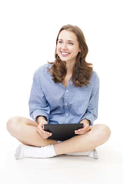 Mulher feliz simle e sente-se com laptop — Fotografia de Stock