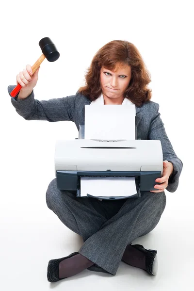 Деловая женщина злится на свой принтер — стоковое фото