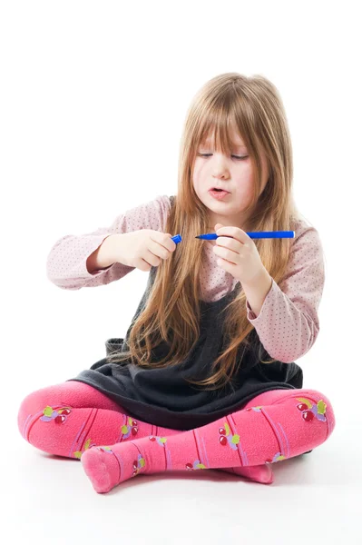 Keçeli kalem ile küçük kız — Stok fotoğraf
