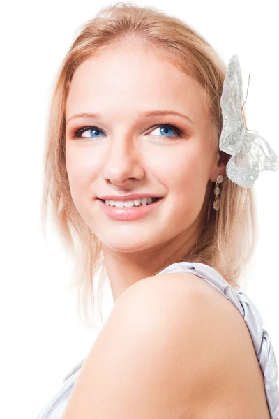 Blond kvinna med fjäril i hennes hår leende — Stockfoto
