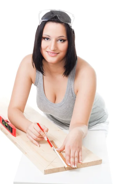 Mujer midiendo tablón de madera — Foto de Stock