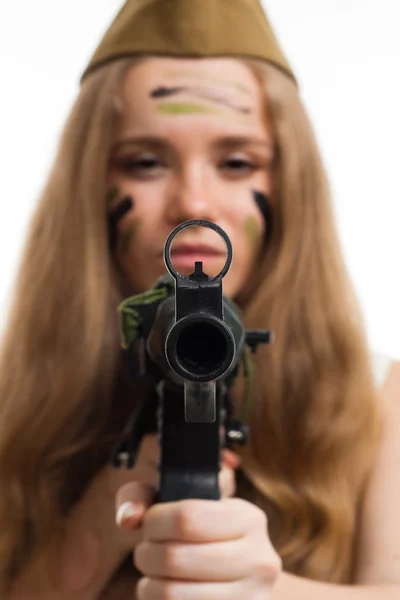 Kobieta wygląda na aparat za pomocą pistoletu sight — Zdjęcie stockowe