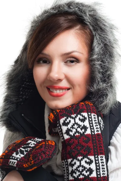Πρόσωπο μιας γυναίκας χαμόγελο φορώντας ρούχα χειμώνα — Φωτογραφία Αρχείου