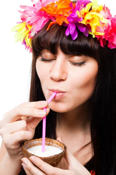 Junge Frau trinkt Kokosmilch aus Schale — Stockfoto