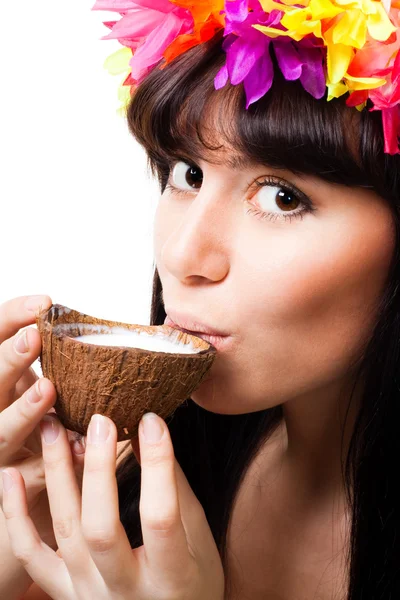젊은 여 자가 마시는 코코넛 밀크의 얼굴 — 스톡 사진