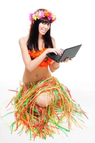 Inheemse vrouw in bikini met laptop — Stockfoto