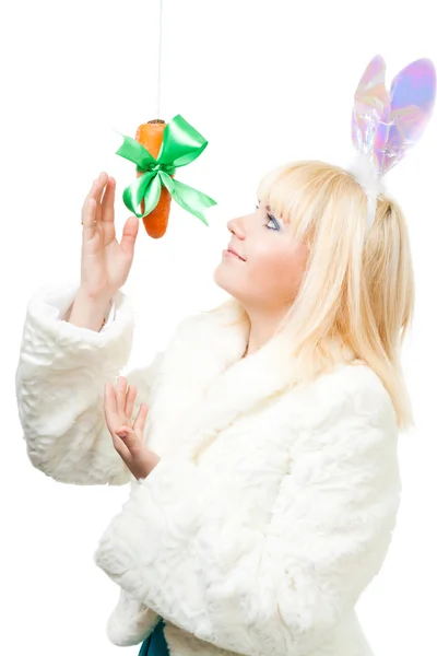 Žena v kostýmu králičího protáhnout na mrkev — Stock fotografie