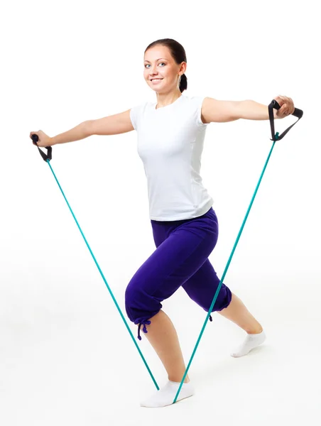 Młoda kobieta robi fitness z ekspandera — Zdjęcie stockowe