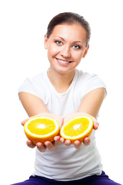 Счастливая молодая женщина предлагает апельсин — стоковое фото