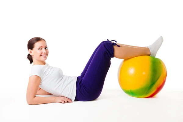 Mujer haciendo ejercicios de fitness con pelota — Foto de Stock