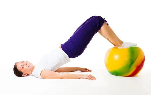 Mujer feliz haciendo ejercicios de fitness con pelota —  Fotos de Stock