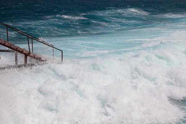 Lépcsők és a vihar a tengeri hab — Stock Fotó