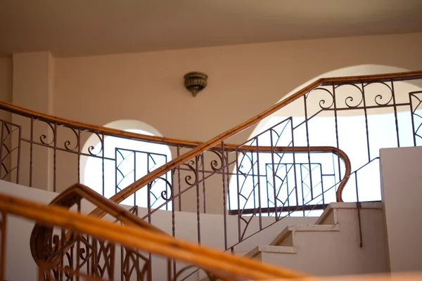 Treppen und Geländer im Hotel — Stockfoto