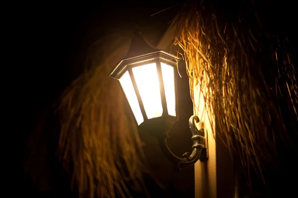 Lampada da strada vecchio stile di notte — Foto Stock