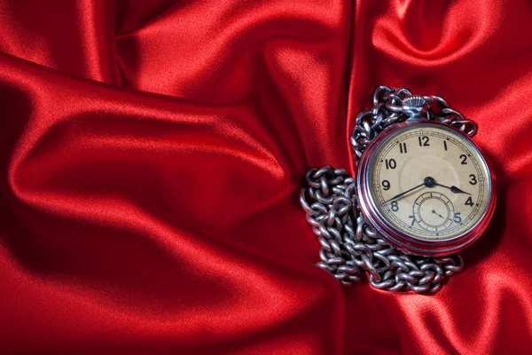 Alte Uhr auf rotem Hintergrund — Stockfoto