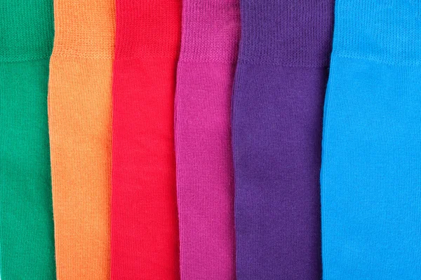 Різні кольори одягу лежать в ряд — стокове фото