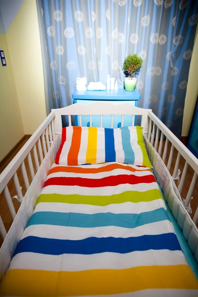 Дитяча кімната і дитяче ліжечко — стокове фото