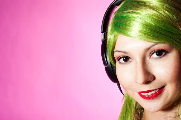 Glad kvinna lyssna musik — Stockfoto