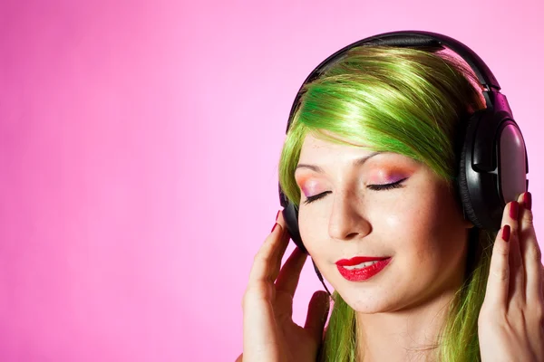 Glad kvinna lyssna musik — Stockfoto