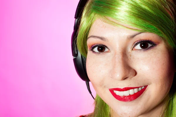 Женщина в зеленом парике улыбается — стоковое фото