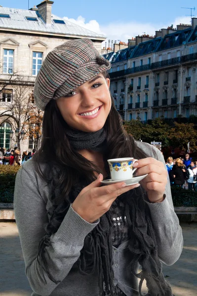 Jonge vrouw drinken koffie in Frankrijk — Stockfoto
