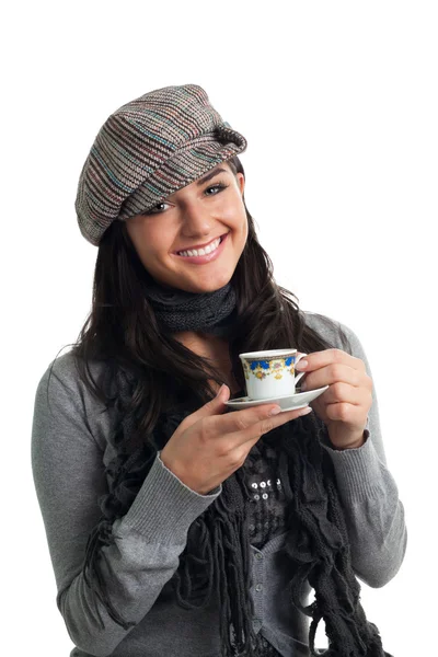 Νεαρή γυναίκα χαμόγελο με καφέ — Φωτογραφία Αρχείου
