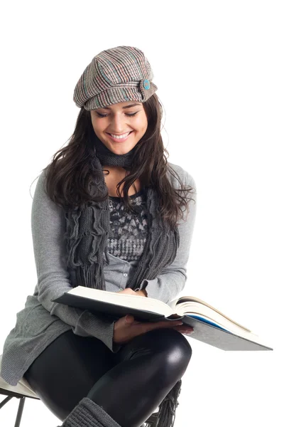 Счастливая молодая женщина читает книги — стоковое фото