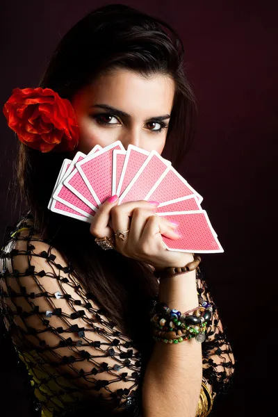 Mujer gitana con abanico de cartas —  Fotos de Stock