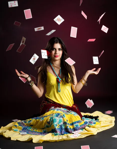 Mujer gitana con y tarjetas — Foto de Stock