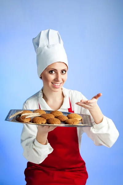 Šéfkuchař nabízí čerstvé sušenky — Stock fotografie