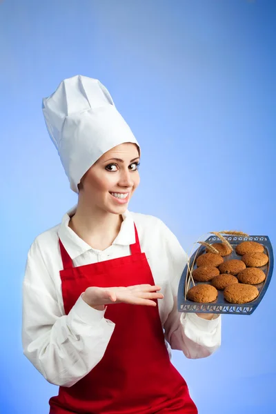 Chef oferecer biscoitos saborosos — Fotografia de Stock