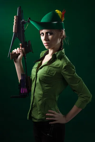 Robin hood style woman with crossbow — Stock Photo, Image