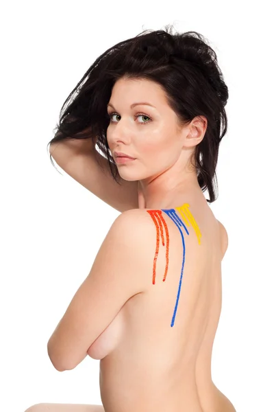 Красива жінка з кольоровою фарбою на плечі — стокове фото