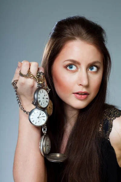 Mujer con relojes de bolsillo — Foto de Stock
