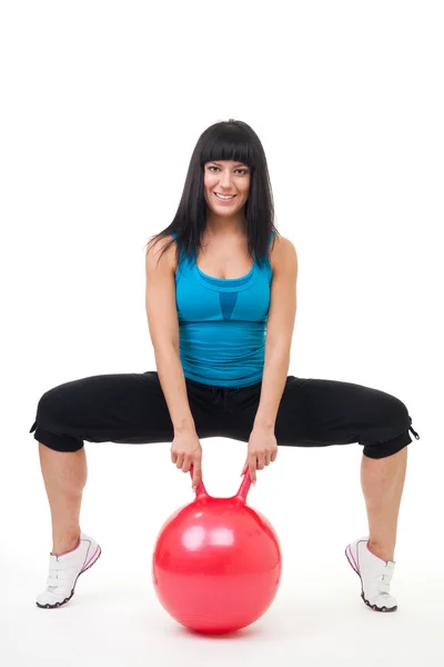 Joven mujer feliz ejercicio con pelota deportiva —  Fotos de Stock