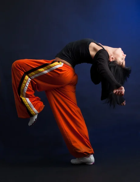 Mujer bailarina de estilo moderno realizando —  Fotos de Stock