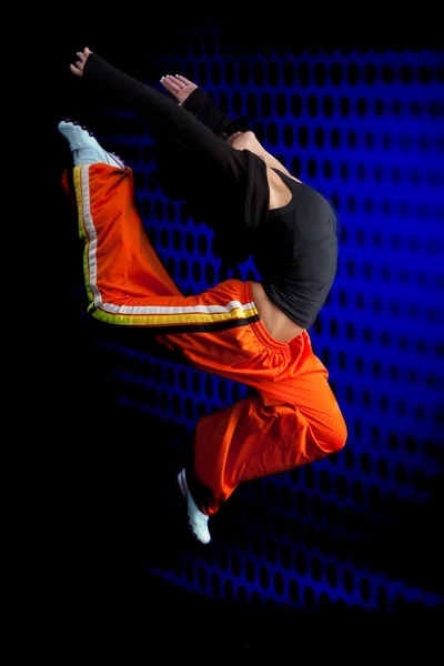 어두운 배경에 뛰어 오르는 댄서 — 스톡 사진