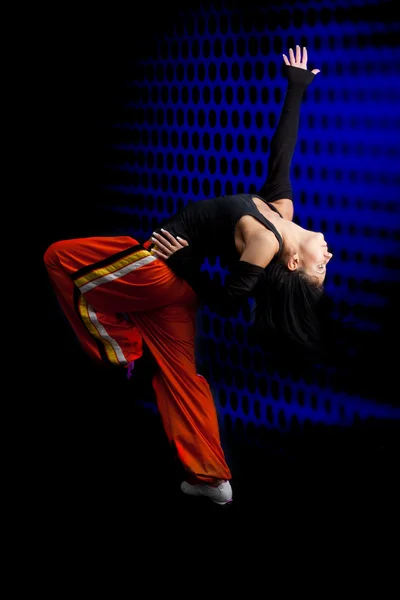 Ballerino esibendosi su sfondo scuro — Foto Stock